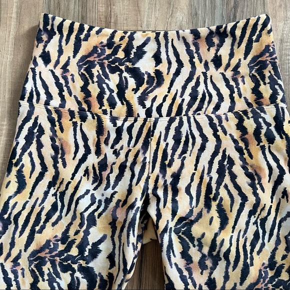 🦊RARE Lorna Jane Tiger Print 7/8 Legging (S/M)​​​ - Picture 7 of 9
